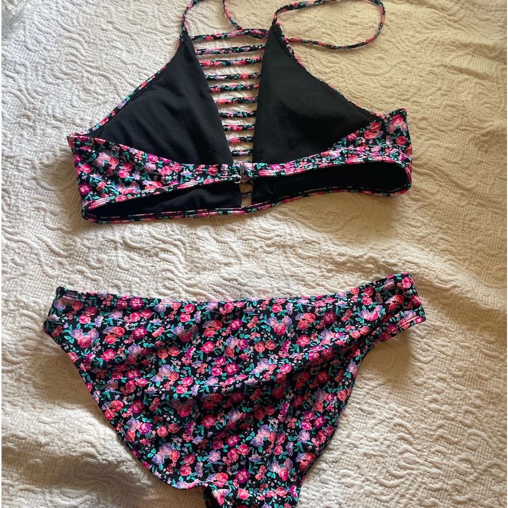 Bikini - Picture 3 of 4